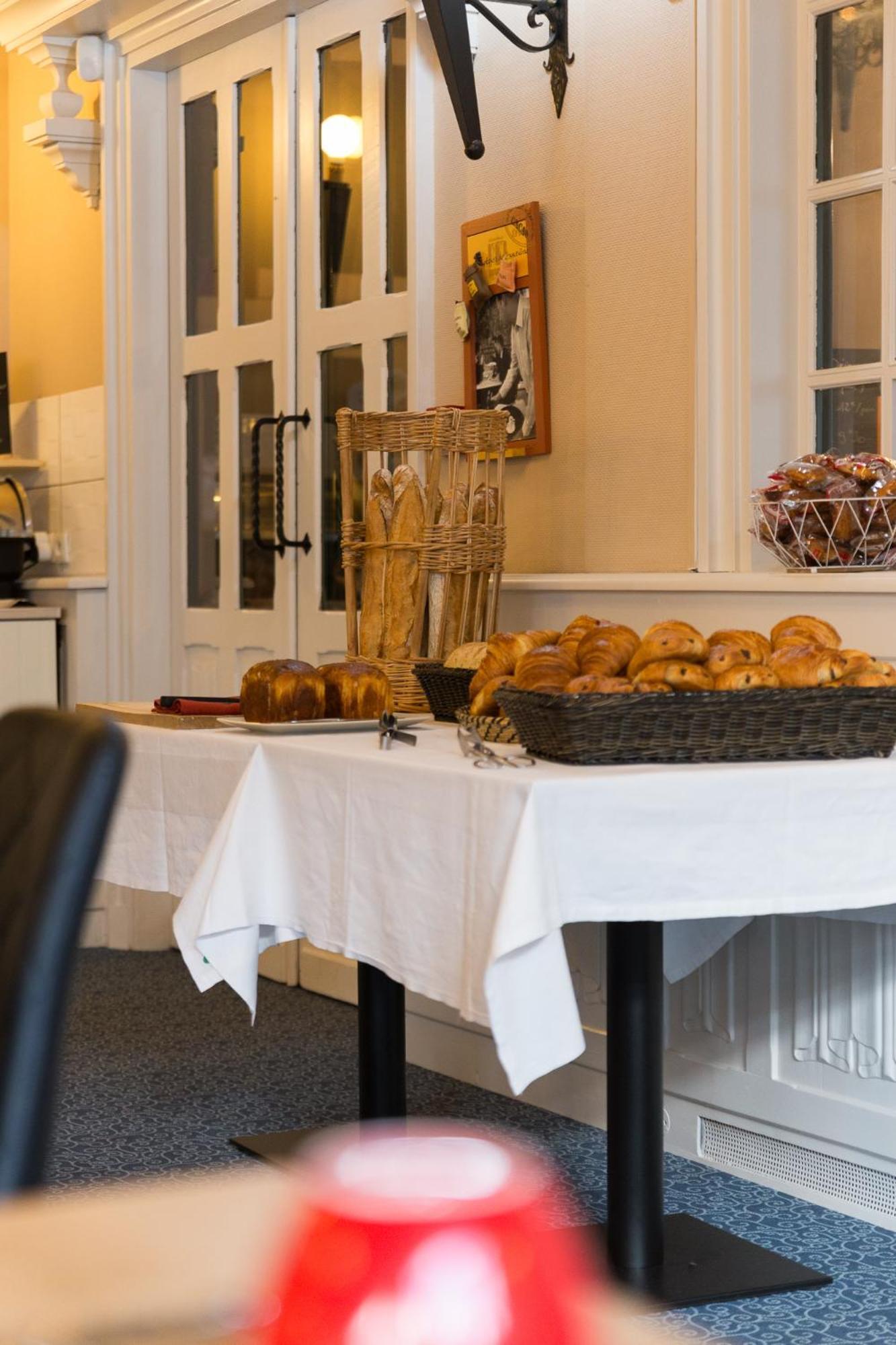Hotel Restaurant Du Chateau جوسلين المظهر الخارجي الصورة