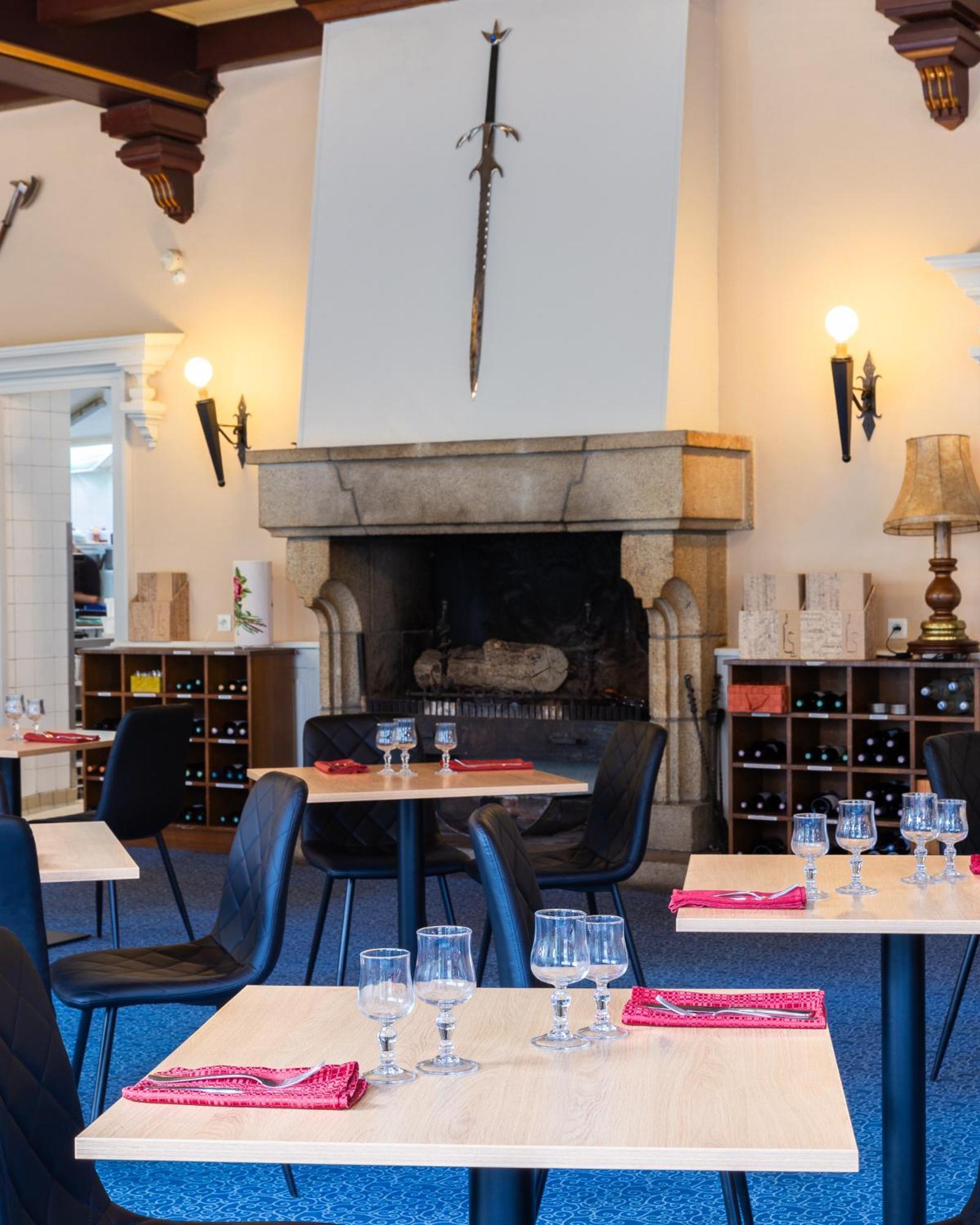 Hotel Restaurant Du Chateau جوسلين المظهر الخارجي الصورة